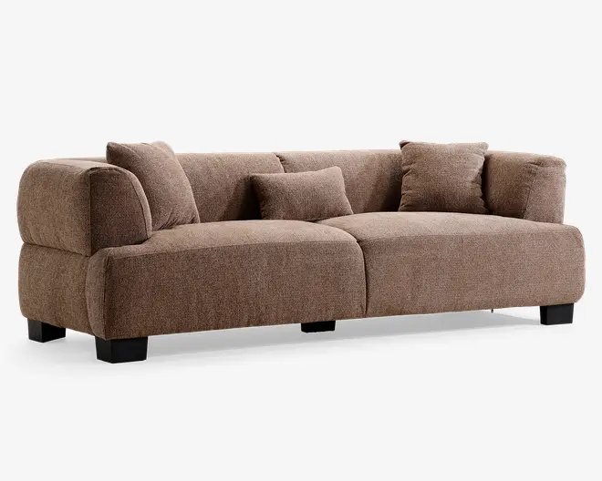 Lav sofa betrukket med brun tekstureret stof, med brede afrundede armlæn, dybe sædehynder, to ryghynder, to matchende pyntepuder og korte sorte blokben.