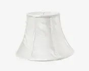 En klokkeformet lampeskærm lavet af hvidt stof med en let krøllet struktur. Skærmen har lodrette stofpaneler adskilt af tynde, syede sømme og en let udvidet bundkant. Top- og bundkanterne er afsluttet med en glat, forstærket kant for ekstra holdbarhed og et pænt udseende.