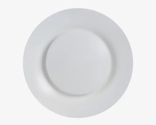 Enkel rund hvid tallerken med bred, flad kant og let hævet midterfelt, vist ovenfra.