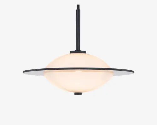 Loftlampe med et moderne, minimalistisk design og en kuppelformet skærm i mat glas. Skærmen er omgivet af en tynd, sort metalring, der giver et stilrent udtryk. Lampen hænger ned fra en lige, sort stang, hvilket bidrager til det enkle og nutidige look. Det matte glas spreder lyset jævnt og skaber en blød, behagelig belysning.