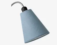 En konisk lampeskærm beklædt med lyseblåt tekstil med struktur, monteret på en fleksibel metalarm. Toppen har en sort plastikfatning med en tænd/sluk-knap, hvilket gør det nemt at justere og betjene lampen. Lampeskærmen har et enkelt, moderne udtryk med diskrete syninger langs kanterne.