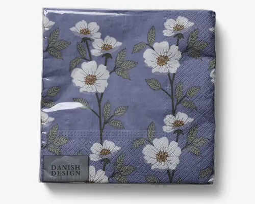 Firkantet serviet med afdæmpet blå baggrund, dekoreret med et blomstermønster af hvide blomster med gule midter og grønne blade. Blomsterne og bladene er detaljerede og fordelt over hele overfladen, hvilket giver et naturligt og elegant udtryk. Servietten har en diskret præget kant og et lille mærke i hjørnet med teksten 'Danish Design.'