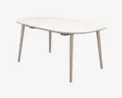 Rektangulært bord med afrundede hjørner og en glat, lyse træoverflade. Bordet har fire let tilspidsede ben, også i lyst træ, hvilket giver et minimalistisk og moderne udtryk. Bordpladens kanter er let skrå for et blødere udseende.
