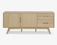 Rektangulært skab lavet af lyst træ med en glat overflade. Har to skabslåger på venstre side med lodrette indbyggede greb og tre skuffer på højre side med vandrette indbyggede greb. Skabet står på fire skråtstillede ben, hvilket giver det et retro og moderne udtryk.