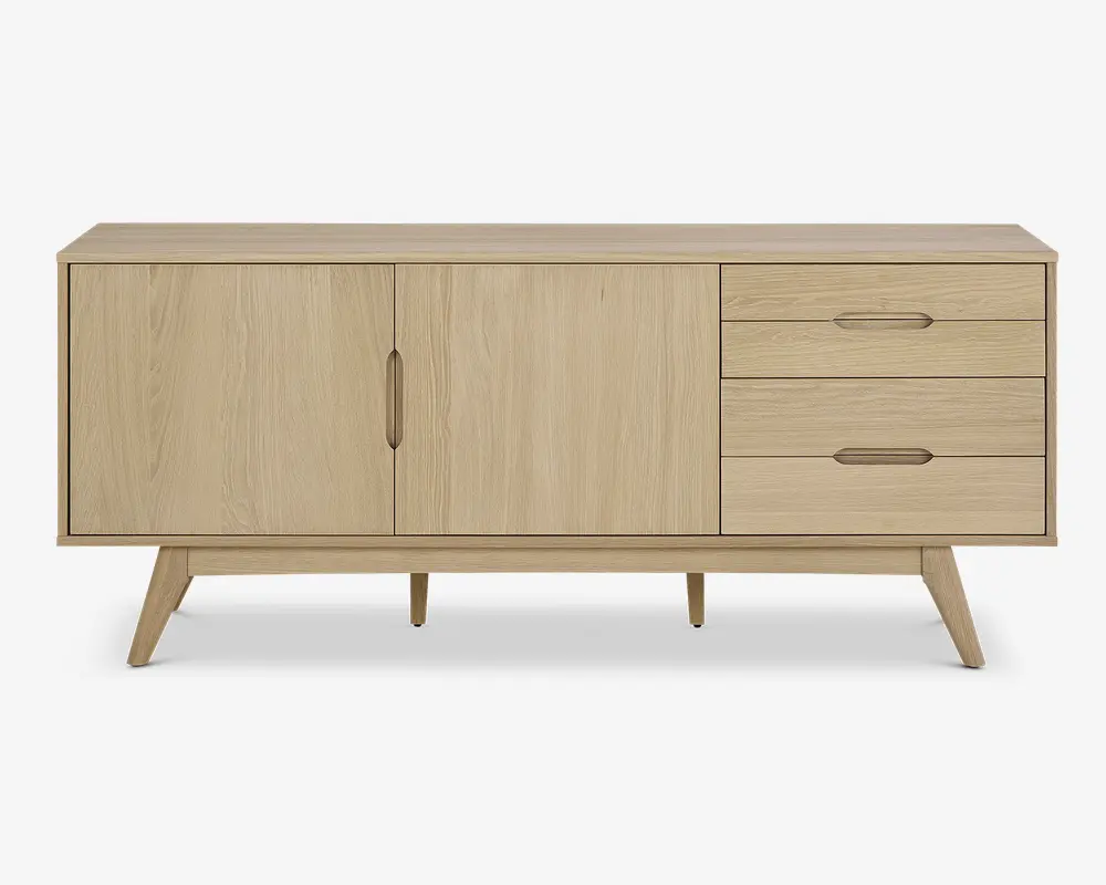 Rektangulært skab lavet af lyst træ med en glat overflade. Har to skabslåger på venstre side med lodrette indbyggede greb og tre skuffer på højre side med vandrette indbyggede greb. Skabet står på fire skråtstillede ben, hvilket giver det et retro og moderne udtryk.