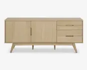 Rektangulært skab lavet af lyst træ med en glat overflade. Har to skabslåger på venstre side med lodrette indbyggede greb og tre skuffer på højre side med vandrette indbyggede greb. Skabet står på fire skråtstillede ben, hvilket giver det et retro og moderne udtryk.