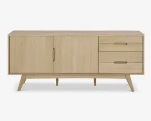 Rektangulært skab lavet af lyst træ med en glat overflade. Har to skabslåger på venstre side med lodrette indbyggede greb og tre skuffer på højre side med vandrette indbyggede greb. Skabet står på fire skråtstillede ben, hvilket giver det et retro og moderne udtryk.