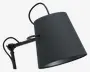Nærbillede af en moderne lampe med en mat sort, tekstureret stofskærm. Lampeskærmen er konisk og let vinklet, fastgjort til en justerbar arm med et led til positionering. En flettet sort ledning er synlig og løber fra toppen af skærmen. Designet er stilrent og moderne, velegnet til skrivebord eller vægmontering.