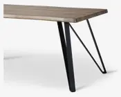 Spisebord i vild eg kunstfiner