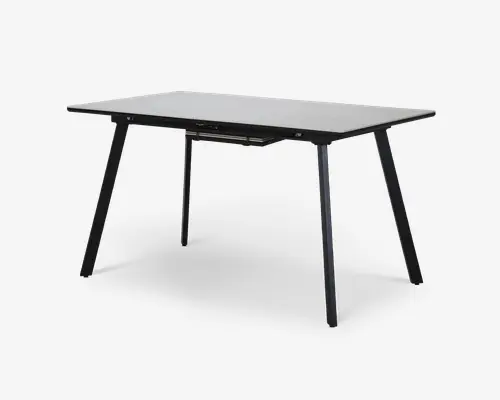 Rektangulært bord med en glat, lys bordplade og fire skråtstillede, sorte metalben. Designet er minimalistisk og moderne med rene linjer og en solid ramme. Undersiden af bordpladen har en diskret støtte for ekstra stabilitet.