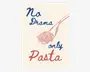 Plakat med minimalistisk design, der viser sætningen 'No Drama only Pasta' i blå og rød håndskrift. Ordet 'Pasta' og en tegning af en gaffel med snoet spaghetti er i rød, mens resten af teksten er i blå. Baggrunden er lysebeige.