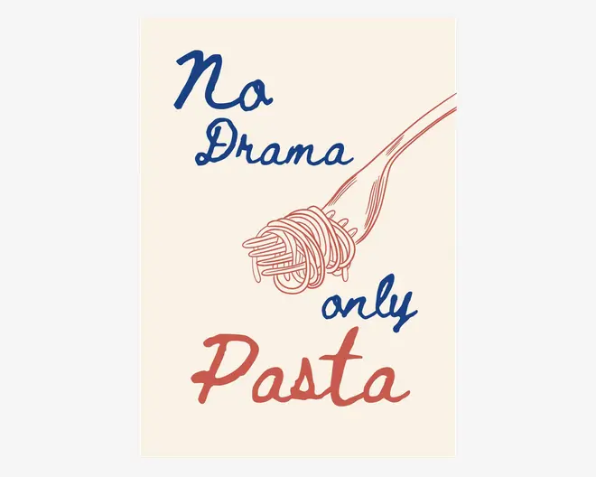 Plakat med minimalistisk design, der viser sætningen 'No Drama only Pasta' i blå og rød håndskrift. Ordet 'Pasta' og en tegning af en gaffel med snoet spaghetti er i rød, mens resten af teksten er i blå. Baggrunden er lysebeige.