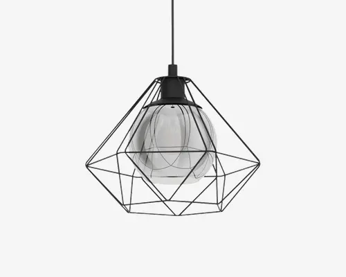 Loftlampe med en geometrisk, diamantformet metalramme i sort finish. Inden i rammen er der en klar glasskærm med afrundet, facetslebet design, som omslutter pæren. Lampen hænger fra en lige stang, hvilket giver et moderne og industrielt udtryk. Kombinationen af metal og glas giver et nutidigt look, der passer til mange forskellige indretninger.