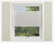 Hvid plisseret vinduesafdækning med snorefri design, delvist sænket så den dækker midten af vinduet. Gardinet har jævnt fordelte vandrette plisseringer og et rent, moderne udseende. Vinduesrammen er hvid, og væggen er lysebeige.