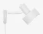 Moderne vægmonteret lampe med mat hvid finish, cylindrisk justerbar arm og bred, vinklet lampeskærm. Lampen har en synlig ledning og et enkelt, minimalistisk design, der passer til moderne indretning.