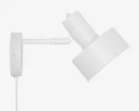 Moderne vægmonteret lampe med mat hvid finish, cylindrisk justerbar arm og bred, vinklet lampeskærm. Lampen har en synlig ledning og et enkelt, minimalistisk design, der passer til moderne indretning.