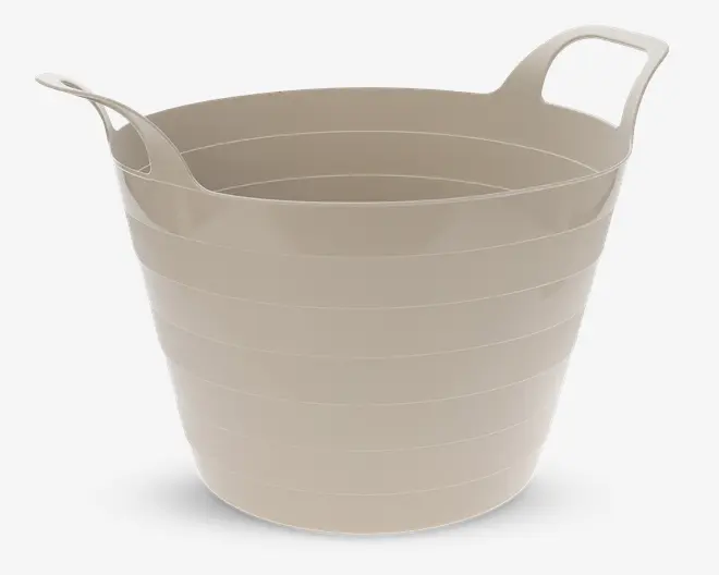 Stor, fleksibel beige balje med en glat, mat overflade. Baljen har to solide, integrerede håndtag på modsatte sider for nem transport. Siderne har diskrete vandrette riller, som giver ekstra styrke og bedre greb. Den brede åbning gør den alsidig og nem at fylde og tømme.