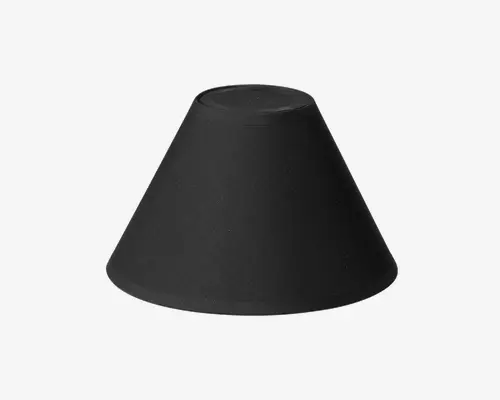 En mat sort, konisk lampeskærm med glatte, ensartede overflader. Skærmen har en bred bundåbning og en smallere top, designet til at lede lyset nedad. Materialet ligner stof eller belagt papir, hvilket giver et moderne og minimalistisk udtryk.