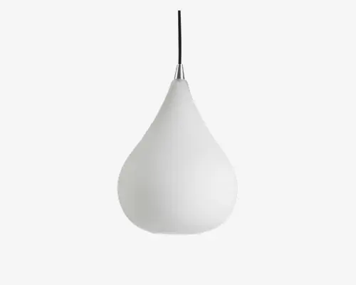 En pendellampe med en glat, mat hvid glasskærm formet som en dråbe. Lampen hænger fra en slank, metallisk stang, hvilket giver et moderne og minimalistisk udtryk. Glasskærmen spreder lyset blødt og skaber en behagelig atmosfære.