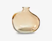 Klar glasbeholder med bred, rund krop og kort, smal hals. Glasset har et let ravfarvet skær og en glat, blank overflade. Formen er en smule asymmetrisk, hvilket giver et håndlavet udtryk. Åbningen foroven er lille og egner sig til at holde et par blomsterstilke eller dekorative grene.