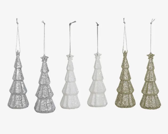 Sæt med seks juletræsformede ophæng med glitrende overflade, i tre forskellige farver: sølv, hvid og guld. Hver dekoration har et lagdelt, stiliseret trædesign med en stjerne på toppen og en snor til ophængning. Overfladen er dækket af fint glimmer, hvilket giver en skinnende effekt. Ornamenterne er lette og velegnede til ophæng på juletræet eller som festlig pynt.