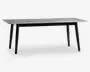 Rektangulært bord med en lys grå bordplade med træstruktur og fire sorte, koniske ben. Designet er minimalistisk og moderne med rene linjer og en glat overflade. Benene er let vinklet udad for ekstra stabilitet.