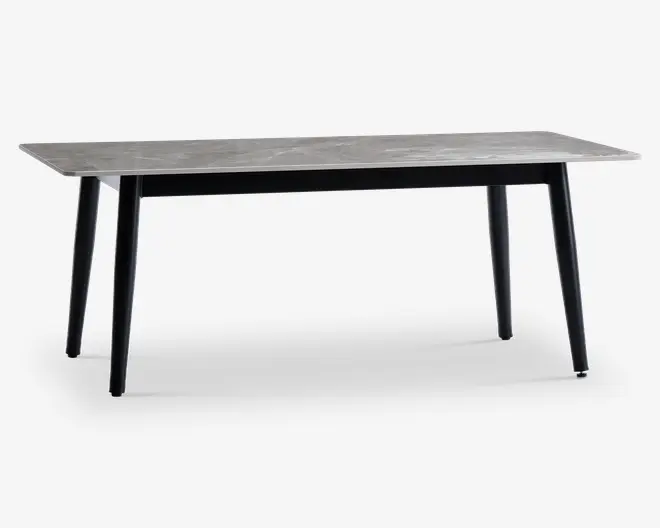 Rektangulært bord med en lys grå bordplade med træstruktur og fire sorte, koniske ben. Designet er minimalistisk og moderne med rene linjer og en glat overflade. Benene er let vinklet udad for ekstra stabilitet.