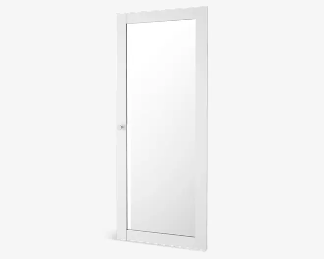 Rektangulær dør med hvid ramme og stort centralt glasfelt. Døren har en lille rund metalknop placeret på venstre side, som bruges til at åbne døren. Designet er moderne og minimalistisk med rene linjer og en glat overflade.