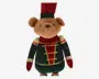 Bamse iført en festlig nøddeknækker-uniform med mørkegrøn jakke, rød og guldfarvet pynt, guldfarvede skulderdetaljer og matchende manchetter. Bamsen har en høj, mørkegrøn hat med en rød fjer og et venligt, broderet ansigt. Dragten er dekoreret med guldbånd og detaljer, hvilket giver et klassisk juleudtryk.