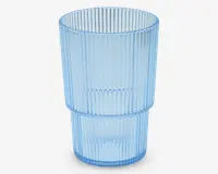 Et højt, cylindrisk drikkeglas lavet af lyseblåt, transparent materiale. Overfladen har lodrette rillede linjer, som giver et tekstureret greb, og glasset er stabelbart med en let indsnævring omkring midten. Designet er moderne og funktionelt, velegnet til daglig brug.