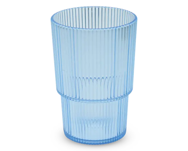 Et højt, cylindrisk drikkeglas lavet af lyseblåt, transparent materiale. Overfladen har lodrette rillede linjer, som giver et tekstureret greb, og glasset er stabelbart med en let indsnævring omkring midten. Designet er moderne og funktionelt, velegnet til daglig brug.