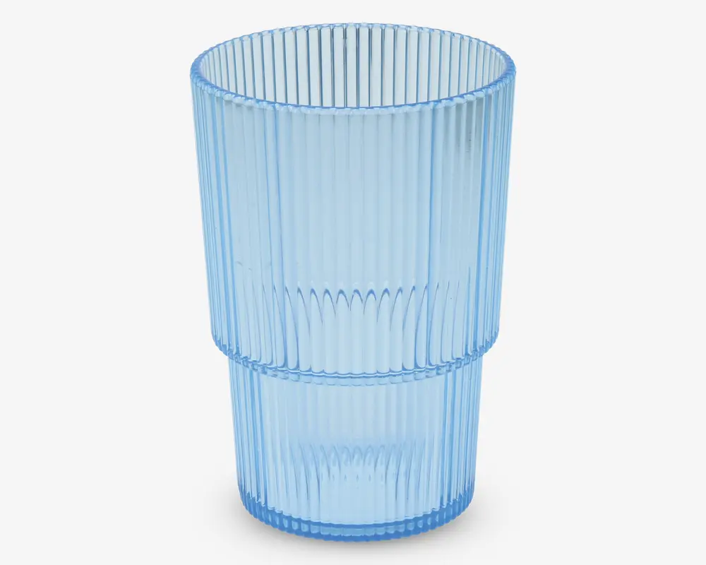 Et højt, cylindrisk drikkeglas lavet af lyseblåt, transparent materiale. Overfladen har lodrette rillede linjer, som giver et tekstureret greb, og glasset er stabelbart med en let indsnævring omkring midten. Designet er moderne og funktionelt, velegnet til daglig brug.