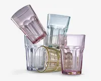 Sæt med fem drikkeglas i farvet glas, hver med facetslebet design og tyk bund. Glassene findes i pastelfarverne lyserød, blå, grøn, gul og klar, og har en robust, stabelbar form, der egner sig til daglig brug.