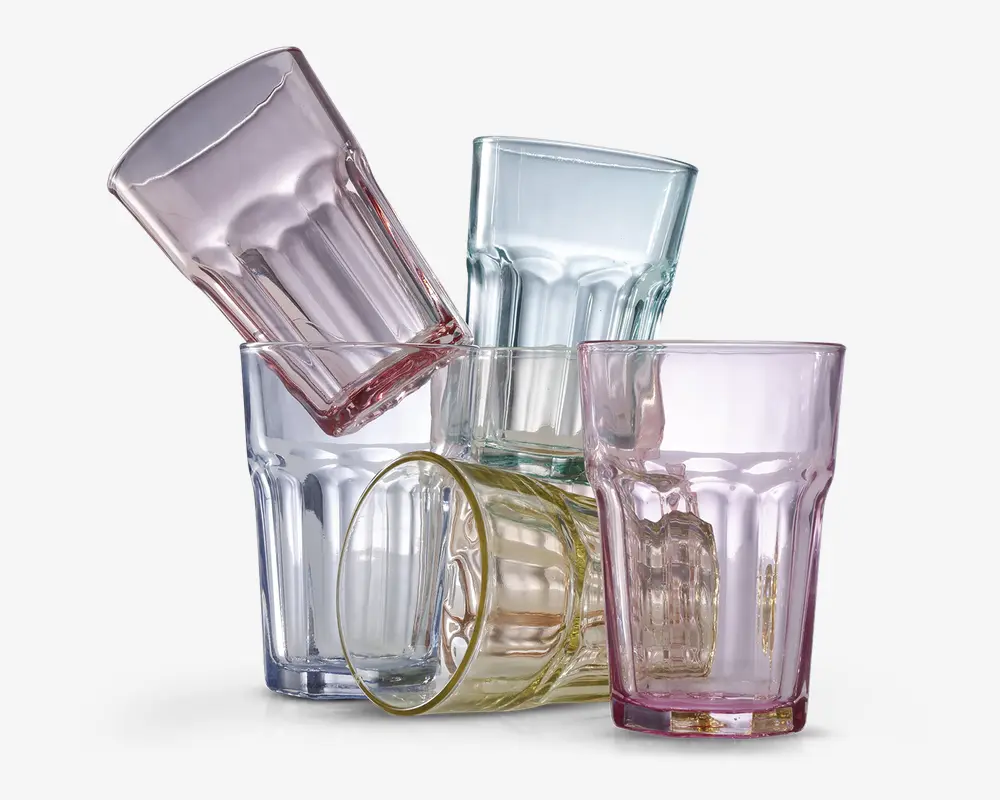 Sæt med fem drikkeglas i farvet glas, hver med facetslebet design og tyk bund. Glassene findes i pastelfarverne lyserød, blå, grøn, gul og klar, og har en robust, stabelbar form, der egner sig til daglig brug.