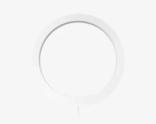 En cirkulær, hvid ring med en glat, mat overflade. Ringen har ensartet tykkelse hele vejen rundt og en lille udstikkende del nederst, sandsynligvis til montering eller tilslutning. Designet er minimalistisk og moderne med rene linjer og uden synlige knapper eller mærker.