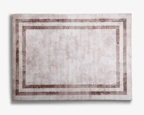 Rektangulært tæppe med en diskret, slidt tekstur i lyse beige nuancer. Designet har to parallelle, brede kanter i en lidt mørkere beige, hvilket skaber en indrammet effekt. Udtrykket er minimalistisk og moderne, velegnet til forskellige indretningstyper.