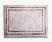 Rektangulært tæppe med en diskret, slidt tekstur i lyse beige nuancer. Designet har to parallelle, brede kanter i en lidt mørkere beige, hvilket skaber en indrammet effekt. Udtrykket er minimalistisk og moderne, velegnet til forskellige indretningstyper.