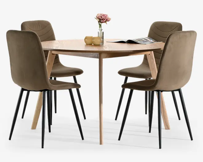 Rundt bord i lyst træ med fire matchende polstrede stole i taupe, med buede rygge, slanke sorte ben og et moderne, minimalistisk udtryk.