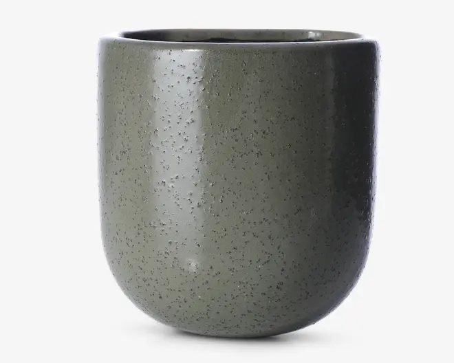 En rund, mellemstor keramisk beholder med en glat, let blank overflade. Ydersiden er olivengrøn med en diskret plettet tekstur, der giver et naturligt, håndlavet udtryk. Kanten er let afrundet, og formen er cylindrisk med en blød bue i bunden.