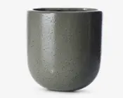 En rund, mellemstor keramisk beholder med en glat, let blank overflade. Ydersiden er olivengrøn med en diskret plettet tekstur, der giver et naturligt, håndlavet udtryk. Kanten er let afrundet, og formen er cylindrisk med en blød bue i bunden.