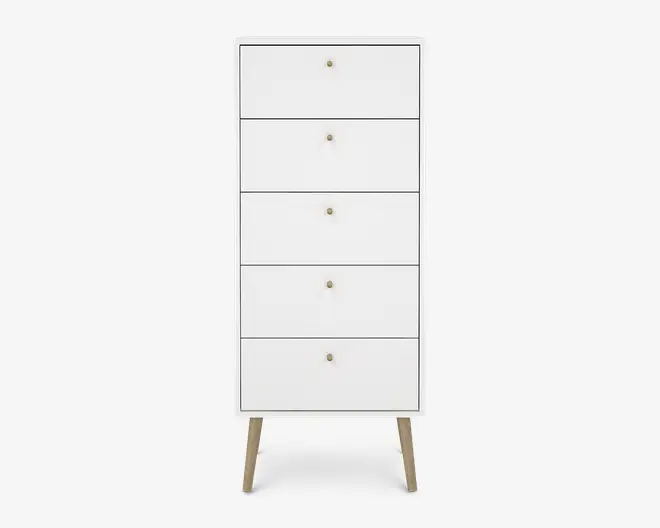 Høj, hvid opbevaringsenhed med fem rummelige skuffer, hver med en lille rund guldknop. Enheden står på fire skråtstillede ben i lyst træ, hvilket giver et moderne og minimalistisk udtryk.