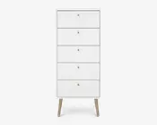 Høj, hvid opbevaringsenhed med fem rummelige skuffer, hver med en lille rund guldknop. Enheden står på fire skråtstillede ben i lyst træ, hvilket giver et moderne og minimalistisk udtryk.