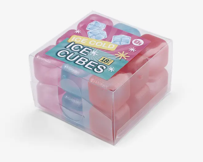 En gennemsigtig plastikæske indeholder 18 genanvendelige isterninger i pink og blå farver. Isterningerne er afrundede og ligger jævnt stablet i æsken. Emballagen har en farverig label med billeder af isterninger og teksten 'Ice Cold Ice Cubes 18x'. Æsken er kompakt, og isterningerne ser ud til at være lavet af holdbar plast.