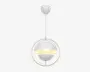 Moderne pendellampe med en kugleformet, hvid skærm med mat finish, ophængt fra en lige stang. Skærmen er delt i to halvkugler, hvor den nederste del er åben og afslører pæren, hvilket giver lys nedad. En tynd, guldfarvet metalring omkranser skærmen og tilføjer et dekorativt element. Lampen har et rent, nutidigt design, der passer til forskellige indretninger.