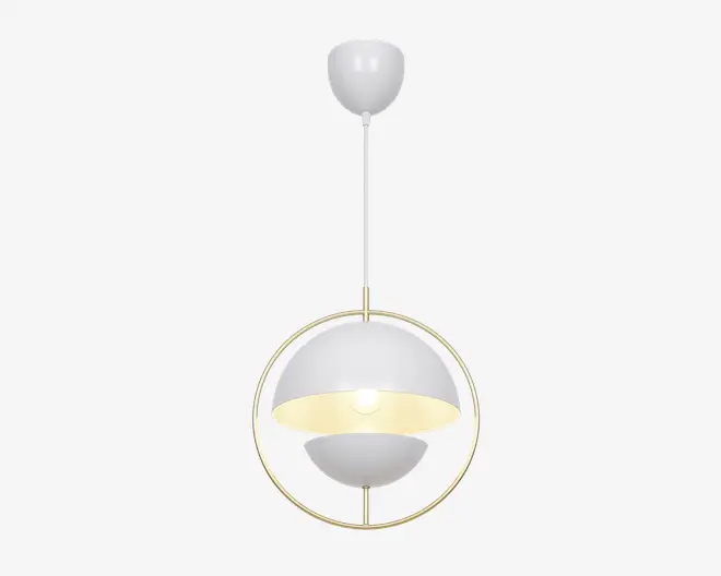 Moderne pendellampe med en kugleformet, hvid skærm med mat finish, ophængt fra en lige stang. Skærmen er delt i to halvkugler, hvor den nederste del er åben og afslører pæren, hvilket giver lys nedad. En tynd, guldfarvet metalring omkranser skærmen og tilføjer et dekorativt element. Lampen har et rent, nutidigt design, der passer til forskellige indretninger.