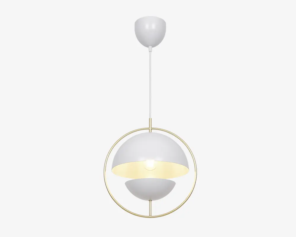Moderne pendellampe med en kugleformet, hvid skærm med mat finish, ophængt fra en lige stang. Skærmen er delt i to halvkugler, hvor den nederste del er åben og afslører pæren, hvilket giver lys nedad. En tynd, guldfarvet metalring omkranser skærmen og tilføjer et dekorativt element. Lampen har et rent, nutidigt design, der passer til forskellige indretninger.