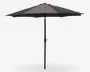 Stor udendørs parasol med rund, bred skærm i mørkegrå farve. Skærmen understøttes af flere ribber og har en central stang i metal med et håndsving, der gør det nemt at åbne og lukke parasollen. Designet er enkelt og moderne, velegnet til at give skygge i haven, på terrassen eller i udendørs siddeområder.