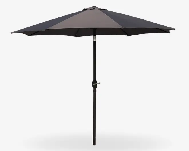 Stor udendørs parasol med rund, bred skærm i mørkegrå farve. Skærmen understøttes af flere ribber og har en central stang i metal med et håndsving, der gør det nemt at åbne og lukke parasollen. Designet er enkelt og moderne, velegnet til at give skygge i haven, på terrassen eller i udendørs siddeområder.