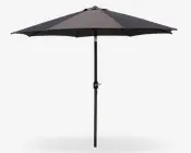 Stor udendørs parasol med rund, bred skærm i mørkegrå farve. Skærmen understøttes af flere ribber og har en central stang i metal med et håndsving, der gør det nemt at åbne og lukke parasollen. Designet er enkelt og moderne, velegnet til at give skygge i haven, på terrassen eller i udendørs siddeområder.