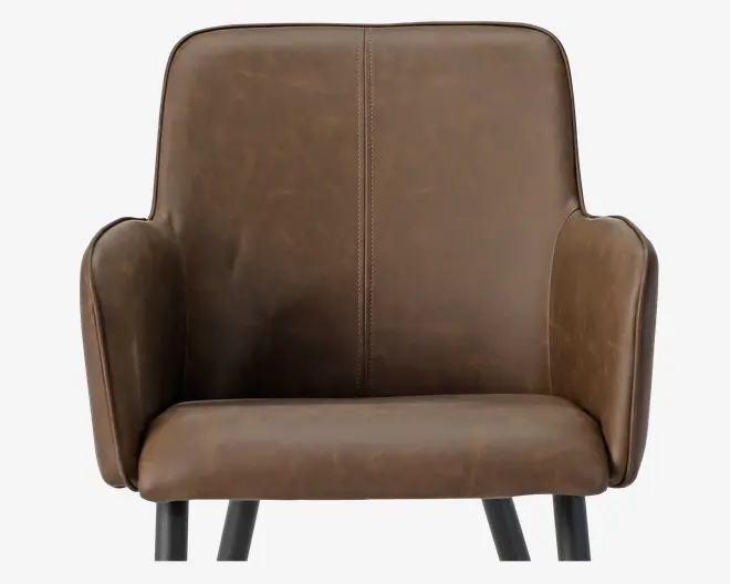 Spisebordsstol med armlæn i brun kunstlæder